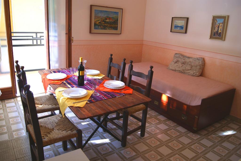 Apartmán La Terrazza Tra Pini E Mare San Bartolomeo Al Mare Pokoj fotografie